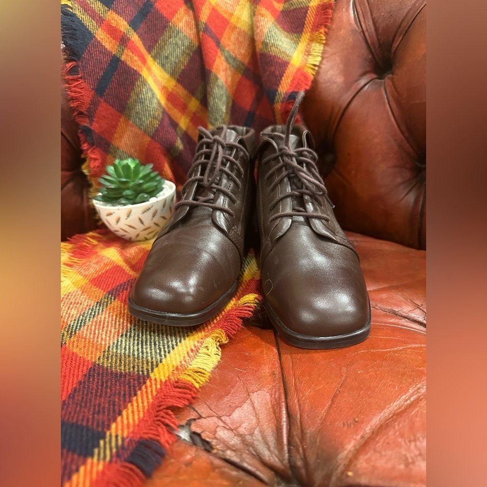 NWOT Liz Baker Boots Women’s Ankle Booties DARK BRIEN Leather Round Toe Lace-Up